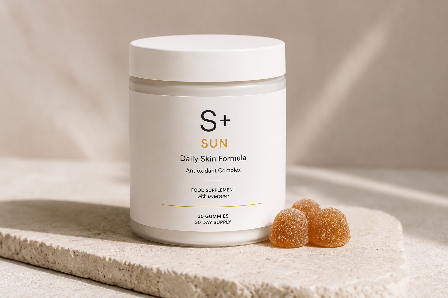 Pot de gummies autobronzants S+ SUN posé sur une pierre naturelle